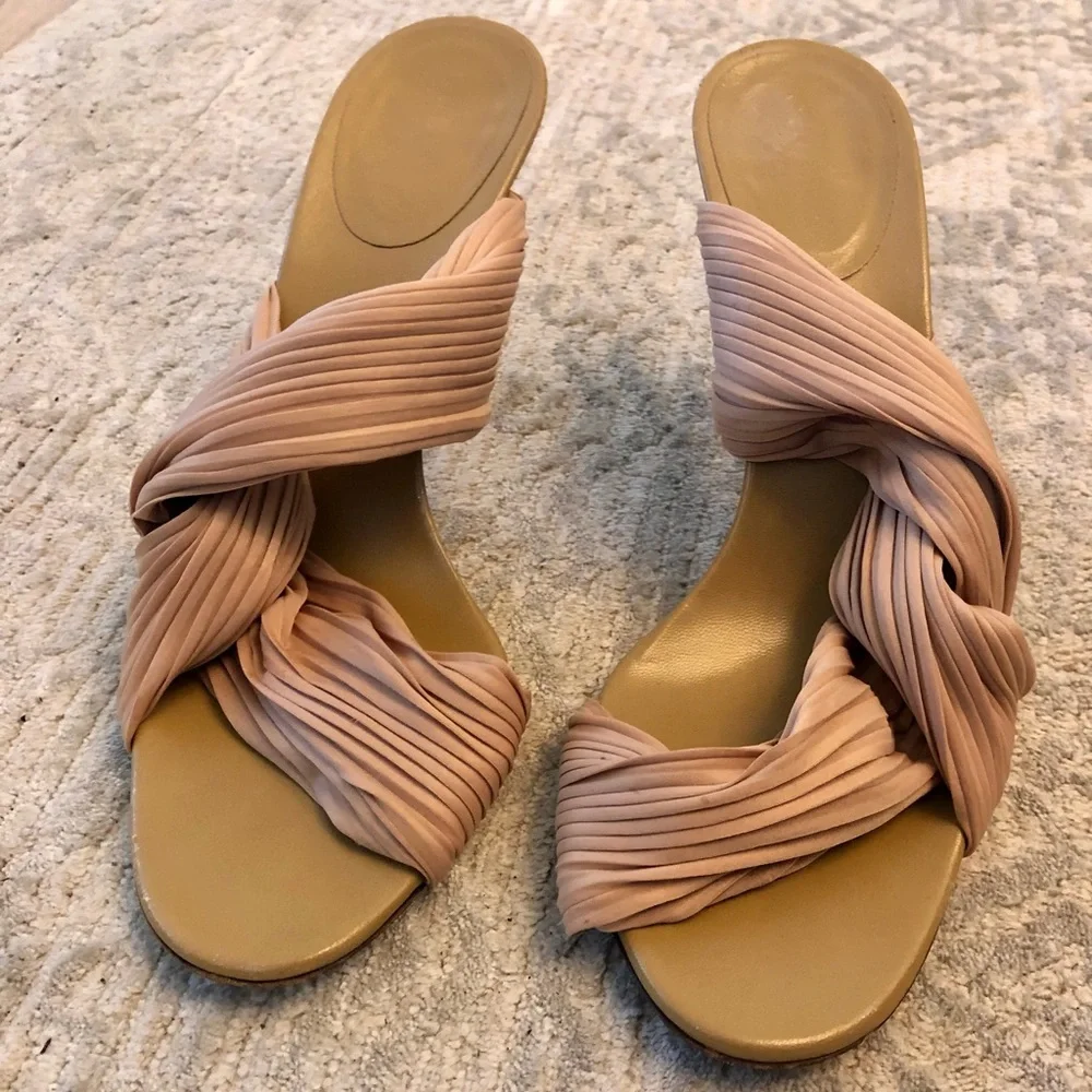 GUCCI Nude Stretch Satin 8.5 Heel - Picture 2 of 6